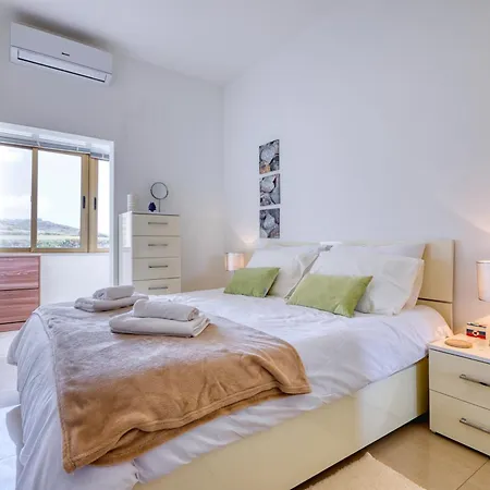 Apartment Waterfront Gozo Stay Overlooking Marsalforn Bay